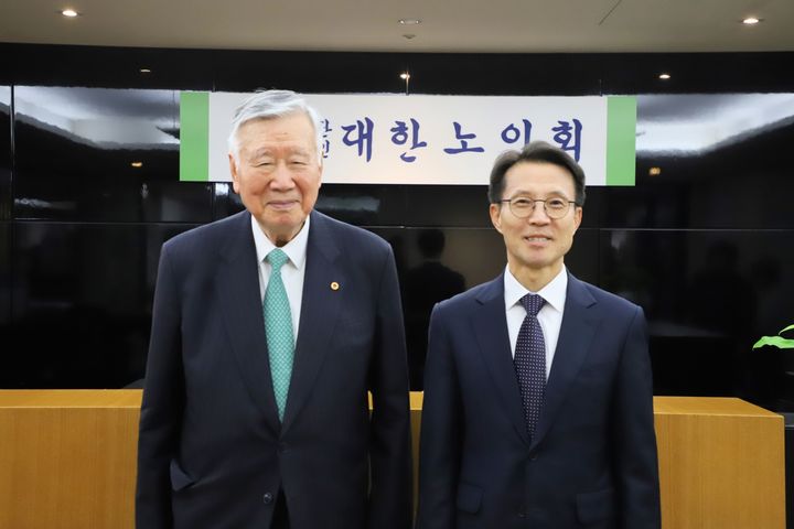 [서울=뉴시스] 김진오(오른쪽) 대통령 직속 저출산·고령사회위원회(저고위) 부위원장이 24일 오후 서울 중구 소재 사단법인 대한노인회를 방문해 이중근 대한노인회장과 기념촬영을 하는 모습 (사진=저고위 제공) 2026.04.24. photo@newsis.com *재판매 및 DB 금지