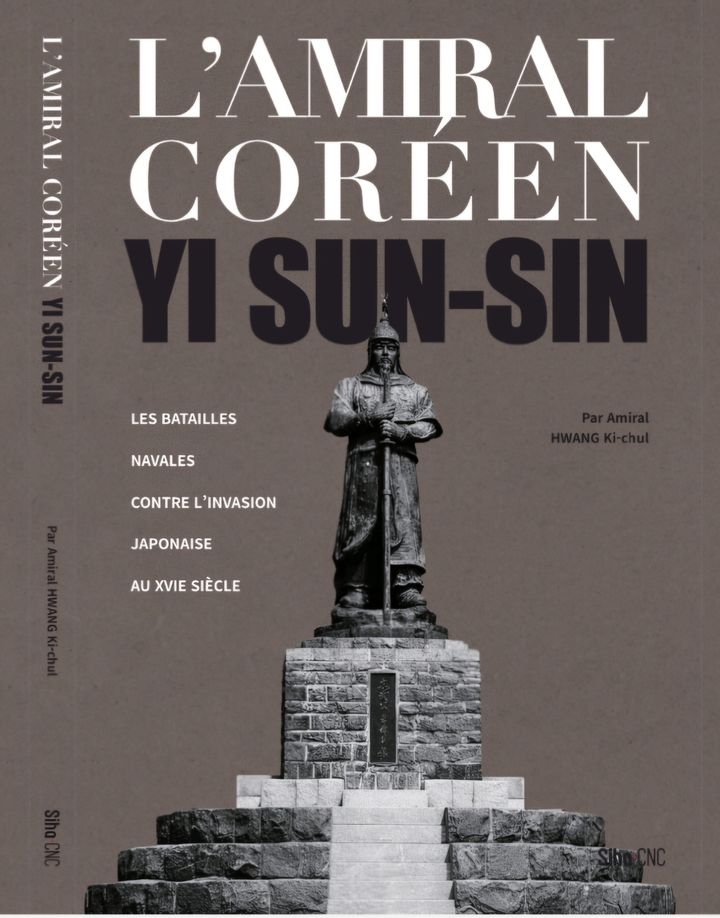 [서울=뉴시스] 황기철 전 해군참모총장이 불어로 출간한 이순신 전기. (사진=해군 제공) 2026.04.24. photo@newsis.com *재판매 및 DB 금지