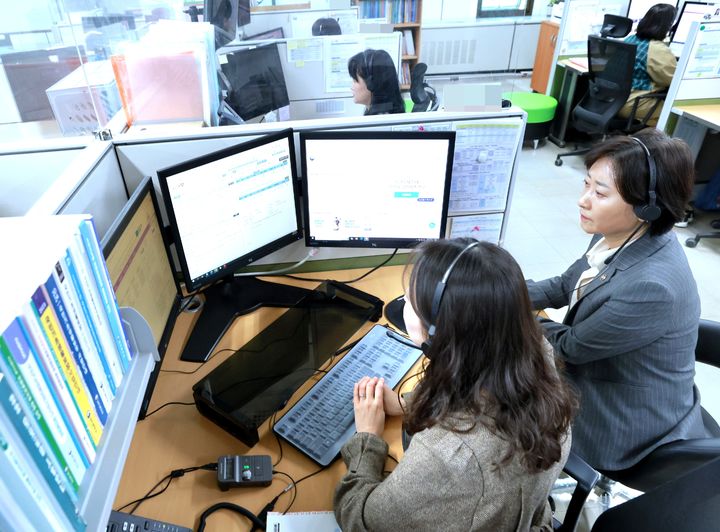 [세종=뉴시스]이스란 보건복지부 제1차관이 24일 경기 정부과천청사에 소재한 보건복지상담센터를 방문해 중동 전쟁 장기화에 따른 고물가 등이 취약계층 생활에 미치는 영향을 점검하고 상담직원을 격려했다. (사진=보건복지부 제공) 2026.04.24. photo@newsis.com *재판매 및 DB 금지