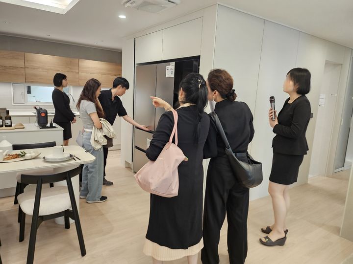 [서울=뉴시스] 김여림 인턴기자. 방문객들이 59㎡형 주방 수납공간을 살펴보며 공간 활용도를 확인하고 있다.2026.04.24 *재판매 및 DB 금지