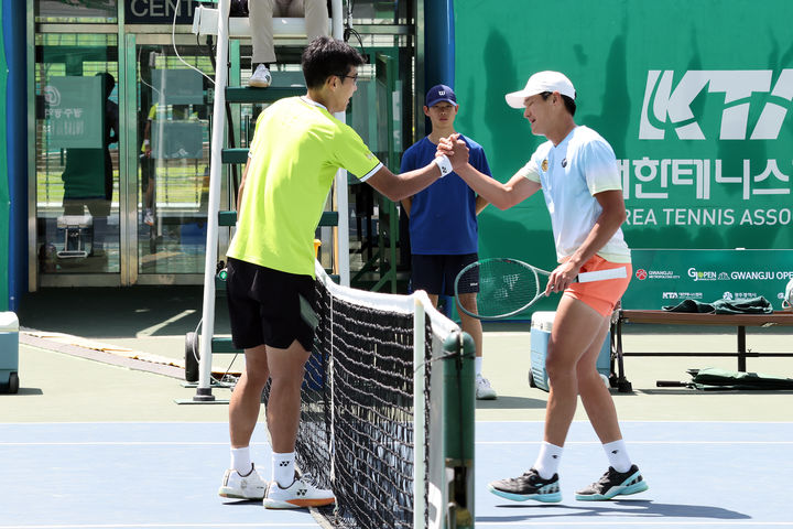 [서울=뉴시스] 권순우와 정현이 24일 광주 진월국제테니스장에서 열린 2026 남자프로테니스(ATP) 광주오픈 챌린저 단식 8강전에서 맞대결을 펼친 뒤 악수를 나누고 있다. (사진 = 대한테니스협회 제공) *재판매 및 DB 금지