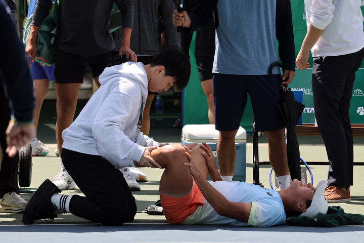 [서울=뉴시스] 권순우가 24일 광주 진월국제테니스장에서 열린 2026 남자프로테니스(ATP) 광주오픈 챌린저 단식 8강전에서 정현과 맞대결을 펼친 뒤 근육 경련 증세를 느껴 처치를 받고 있다. (사진 = 대한테니스협회 제공) *재판매 및 DB 금지