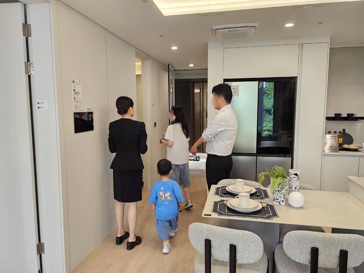 [서울=뉴시스] 김여림 인턴기자. 방문객들이 48㎡형 유니트 내부를 둘러보며 공간 구성을 확인하고 있다. 2024.04.24 *재판매 및 DB 금지