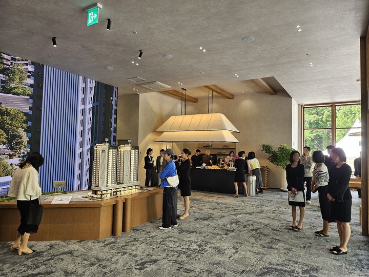 [서울=뉴시스] 김여림 인턴기자. 방문객들이 공덕역자이르네 견본주택 1층을 둘러보며 단지 입지를 확인하고 있다. 2026.04.24 *재판매 및 DB 금지