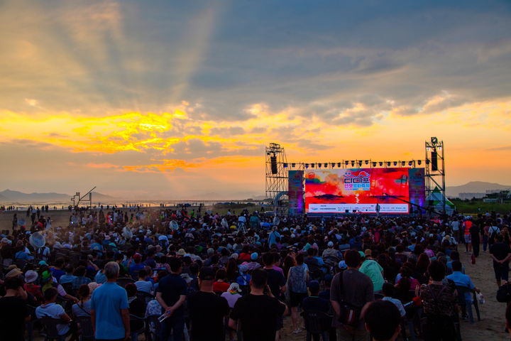 [부산=뉴시스] 부산 다대포 선셋 영화 축제. (사진=부산 사하구 제공) 2026.04.24. photo@newsis.com *재판매 및 DB 금지
