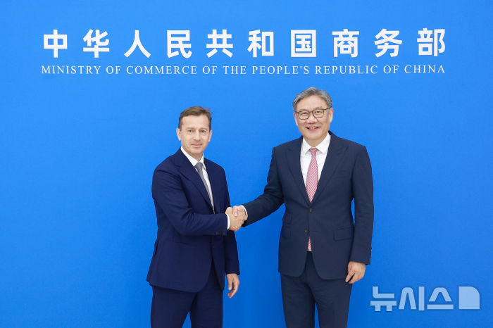 [베이징=뉴시스] 왕원타오 중국 상무부장이 23일 기욤 포리 에어버스 CEO와 만나 에어버스의 중국 내 사업과 중·EU 경제·무역 관계 등에 대해 의견을 나눴다고 중국 상무부가 밝혔다.(사진=중국 상무부 홈페이지 갈무리) 2026.04.24 photo@newsis.com