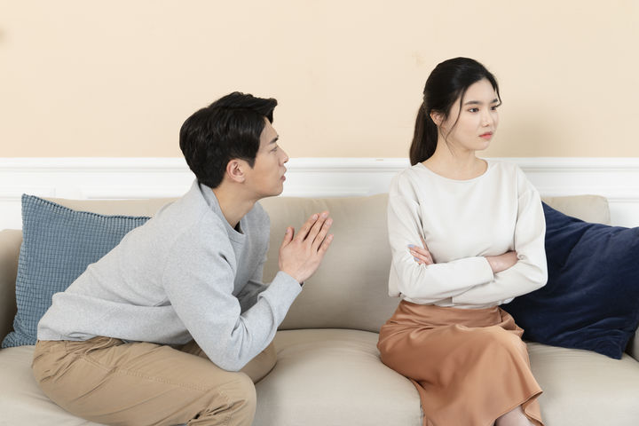 [서울=뉴시스] 임신 이후 시댁 합가를 제안한 예비 남편과 이를 거부한 예비 신부 사이의 갈등이 온라인에서 논란이 되고 있다. (사진=유토이미지)