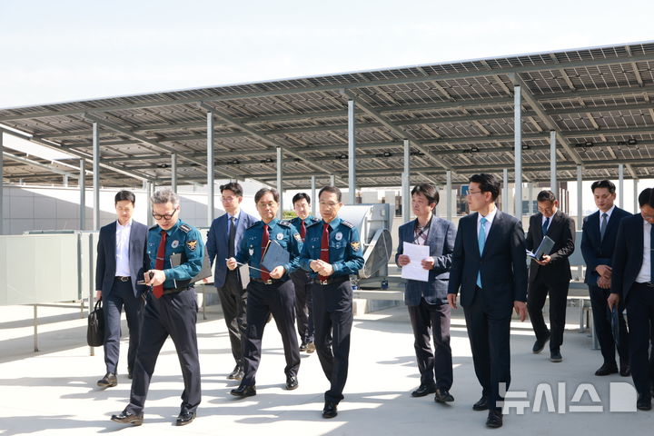 [서울=뉴시스]유재성 경찰청장 직무대행이 24일 인천남동경찰서와 숭의지구대를 방문해 탄소중립 선도관서 운영 실태를 점검하고 현장 경찰관들을 격려했다.(사진=경찰청 제공).2026.04.24