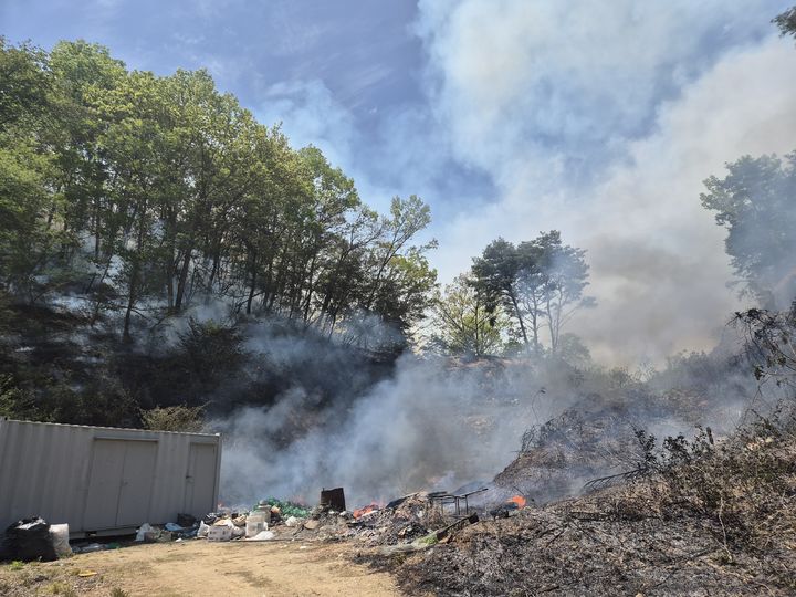 [공주=뉴시스] 24일 오후 12시45분께 충남 공주시 계룡면 내흥리 일원에서 산불이 나 주변에서 연기가 발생하고 있다. (사진=공주소방서 제공) 2026.04.24. photo@newsis.com *재판매 및 DB 금지