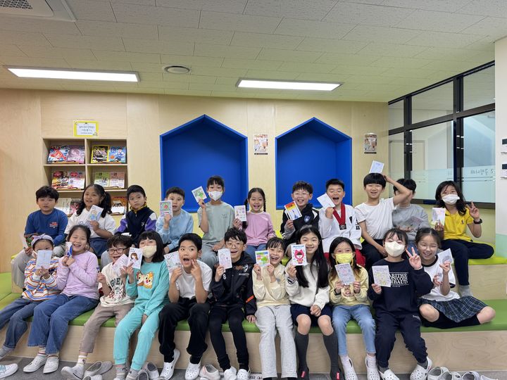 [울산=뉴시스] 울산 복산초 학생들이 23일 도서관에서 나만의 책표지 꾸미기 활동을 하고 기념사진을 찍고있다. (사진=울산시교육청 제공) photo@newsis.com *재판매 및 DB 금지