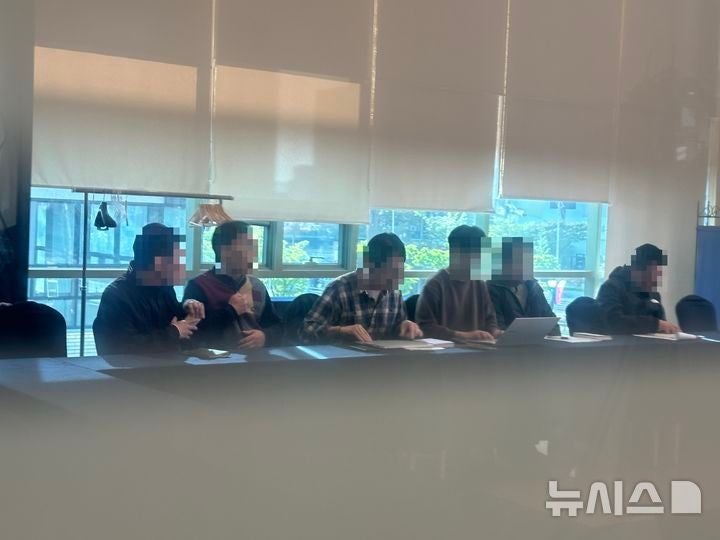 [대전=뉴시스] 김도현 기자 = BGF로지스 관계자들이 22일 오후 대전 동구에 있는 한 호텔에서 열린 진주물류센터 사태 관련 실무 협상을 위해 자리하고 있다. 2026.04.22. kdh1917@newsis.com *재판매 및 DB 금지