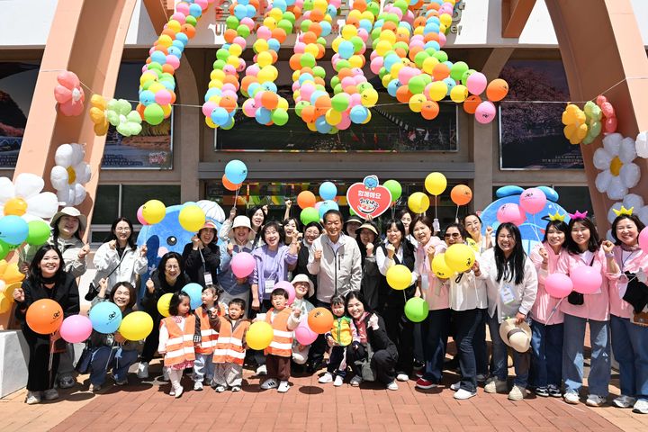 [울산=뉴시스] 24일 울산 남구 육아종합지원센터가 문수국제양궁장에서 제104회 어린이날 기념 '상상ON! 예술ON! 어린이날 한마당' 행사를 개최한 가운데 서동욱 남구청장이 지역 어린이집 원아, 보육교사들과 기념촬영을 하고 있다. (사진=울산 남구 제공) 2026.04.24. photo@newsis.com *재판매 및 DB 금지