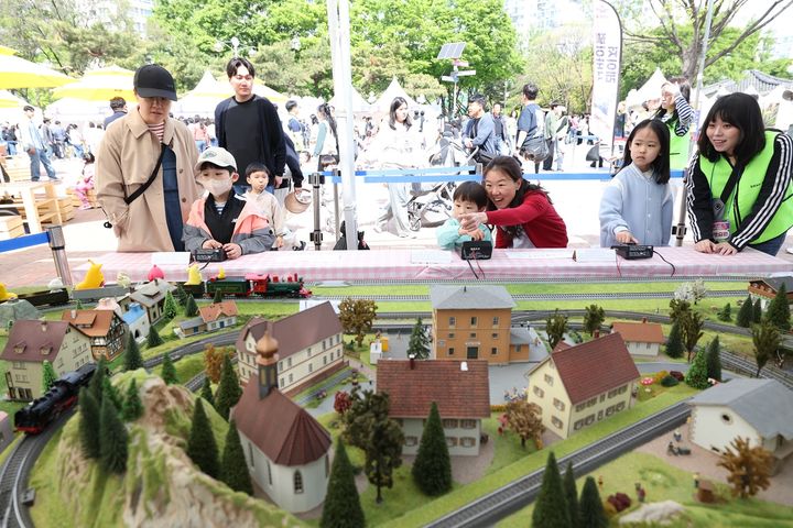 [서울=뉴시스]지난해 어린이날 축제 중 어린이들이 미니어처기차 작동 체험을 하는 모습. (사진=노원구 제공) 2026.04.24. photo@newsis.com *재판매 및 DB 금지