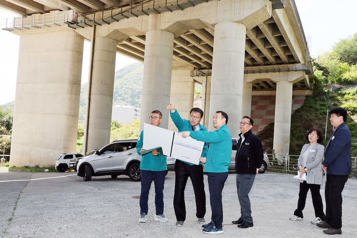 [창원=뉴시스] 강경국 기자 = 장금용 경남 창원시장 권한대행이 24일 여좌지구 진입도로 개설 공사 현장을 찾아 사업 추진 상황을 점검하고 있다. (사진=창원시청 제공). 2026.04.24. photo@newsis.com *재판매 및 DB 금지