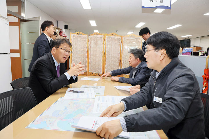 [창원=뉴시스] 강경국 기자 = 장금용 경남 창원시장 권한대행이 24일 '경남도민 생활지원금'과 '고유가 피해지원금' 지급을 앞두고 읍·면·동 접수창구를 방문해 현장 준비 상황을 점검하고 있다. (사진=창원시청 제공). 2026.04.24. photo@newsis.com *재판매 및 DB 금지