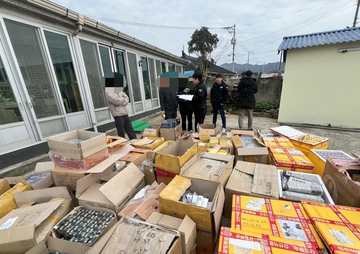 [태안=뉴시스] 해경이 지난해 베트남인 부부와 연관된 조직의 밀수입 담배 보관처인 전남 해남에서 밀수입 담배를 압수하며 수량을 확인하고 있다. (사진=태안해양경찰서 제공) 2026.04.24. *재판매 및 DB 금지