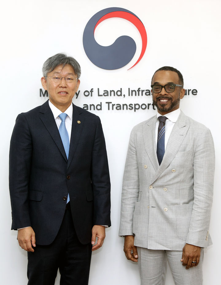 [서울=뉴시스] 김이탁 국토교통부 1차관이 24일 서울 국토발전전시관에서 크리스 터너 구글 대외협력(지식·정보 부문) 부사장과 면담을 갖고 기념촬영을 하고 있다. 2026.04.24. (사진=국토교통부 제공) photo@newsis.com *재판매 및 DB 금지