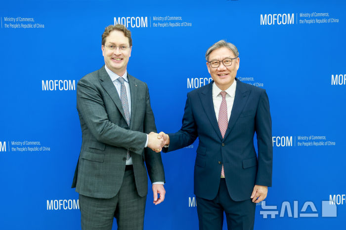 [베이징=뉴시스] 왕원타오 중국 상무부장이 23일 올라 칼레니우스 메르세데스-벤츠그룹 회장과 만나 악수하고 있다.(사진=중국 상무부 홈페이지 갈무리) 2026.04.24 photo@newsis.com 