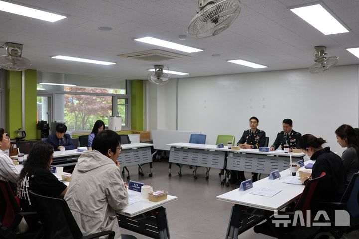 [안양=뉴시스] 안양진로지원교육 메뉴얼북을 공동제작하기로 하고, 이에 대한 논의를 하고 있다. (사진=안양시 제공). 2026.04.24.photo@newsis.com