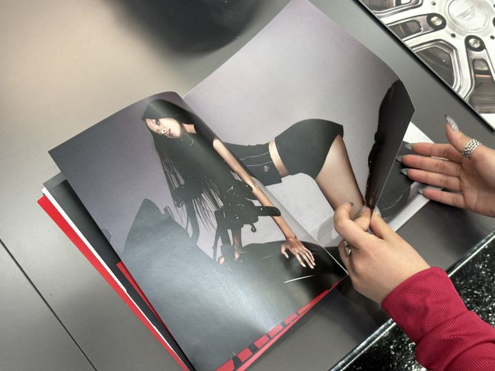 [서울=뉴시스] 권민지 기자 = 이양(EYANG) 브랜드디렉터가 MNFS 6기 파이널 브랜드로 선정되며 촬영 기회를 얻은 룩북에 대해 소개하고 있다 2026.04.24. ming@newsis.com *재판매 및 DB 금지