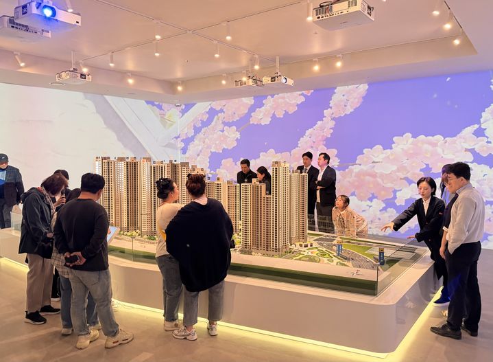 [서울=뉴시스] 유지담 인턴기자 = 지난 24일 부천시 원미구 상동에 마련된 'e편한세상 부천 어반스퀘어' 견본주택에 방문객이 단지 모형을 구경하고 있다. photo@newsis.com *재판매 및 DB 금지