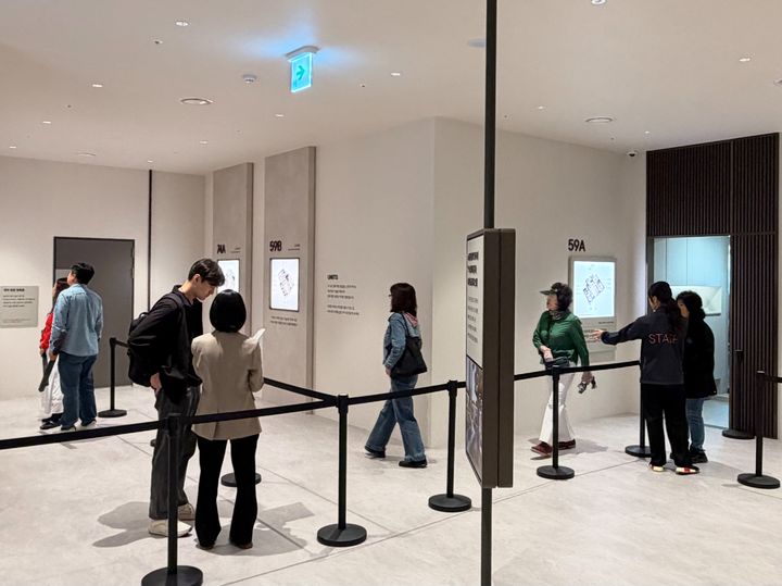 [서울=뉴시스] 유지담 인턴기자 = 유닛을 둘러본 후 타입별 설명을 살펴보기 위해 자리를 옮기는 방문객들. photo@newsis.com *재판매 및 DB 금지