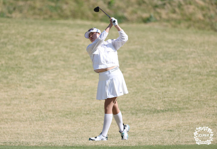 [서울=뉴시스] 김민선이 24일 충북 충주의 킹스데일 골프클럽(파72)에서 열린 한국여자프로골프(KLPGA) 투어 덕신EPC 챔피언십 1라운드 11번홀에서 세컨드샷을 하고 있다. (사진=KLPGA 제공) 2026.04.24. *재판매 및 DB 금지