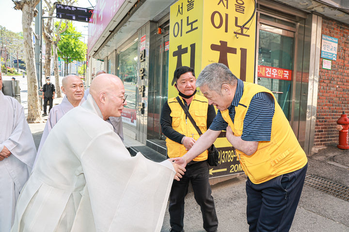 [서울=뉴시스] 24일 서울 동자동 쪽방촌을 찾은 대한불교조계종 총무원장 진우스님 (사진=대한불교조계종 제공) 2026.04.24. photo@newsis.com *재판매 및 DB 금지