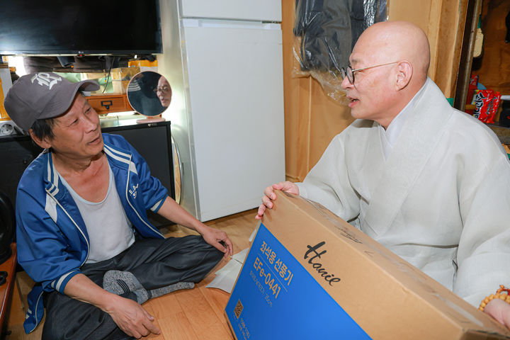 [서울=뉴시스] 24일 서울 동자동 쪽방촌을 찾은 대한불교조계종 총무원장 진우스님 (사진=대한불교조계종 제공) 2026.04.24. photo@newsis.com *재판매 및 DB 금지