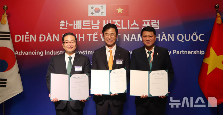 [서울=뉴시스]하나은행은 지난 23일 오후 베트남 하노이에서 개최된 ‘한국-베트남 비즈니스 포럼’에서 베트남투자개발은행(BIDV) 및 한국해외인프라도시개발공사(KIND)과 함께 「베트남 및 해외 인프라 사업 협력을 위한 3자 간 업무협약」을 체결했다. 이날 협약식에 참석한 이호성 하나은행장(사진 왼쪽)이, 레 응옥 럼 BIDV 은행장(사진 오른쪽), 김복환 한국해외인프라도시개발지원공사(KIND) 사장과 함께 업무협약서를 들고 기념촬영을 하고 있다. (사진=하나은행 제공). 2026.04.26. photo@newsis.com 