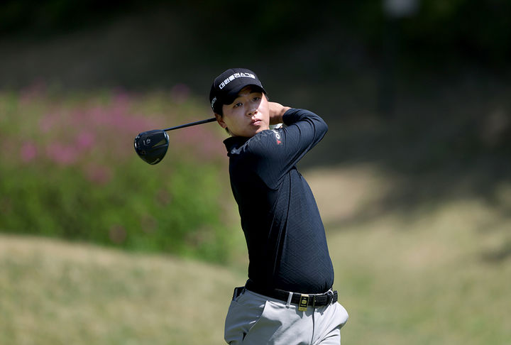 [서울=뉴시스] 최찬, 한국프로골프(KPGA) 투어 우리금융 챔피언십 둘째 날 단독 선두 도약. (사진=KPGA 제공) *재판매 및 DB 금지