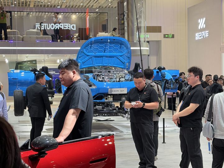 [베이징=뉴시스] 류인선 기자 = 샤오미가 24일 중국 베이징 국제전람중심 박람회장에서 열린 오토 차이나 2026에 마련한 부스의 모습. 2026.4.24. photo@newsis.com *재판매 및 DB 금지