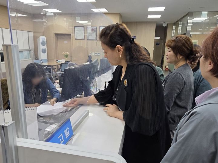 [수원=뉴시스] 경기교육혁신연대 운영위원 일부가 24일 경기남부경찰청 민원실에서 고발장을 접수하고 있다. (사진=운영위원 제공) 2026.04.24. photo@newsis.com *재판매 및 DB 금지