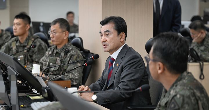 [서울=뉴시스] 안규백 국방부장관이 24일 오후 전북지역 해안경계작전을 수행하고 있는 육군 35사단 예하 해안감시기동대대를 방문해 'AI 기반 해안경계작전체계' 시범운영 현황을 점검하고 있다. (사진=국방부 제공) 2026.04.24. photo@newsis.com *재판매 및 DB 금지