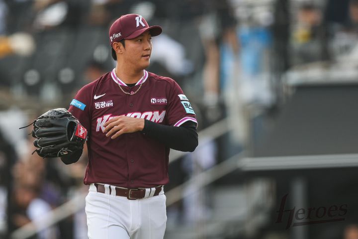 [서울=뉴시스] 프로야구 키움 히어로즈 안우진이 18일 수원 KT위즈파크에서 열린 2026 신한 쏠 KBO리그 KT 위즈전에 선발 등판해 공을 던지고 있다 (사진=키움 히어로즈 제공) 2026.04.18. *재판매 및 DB 금지