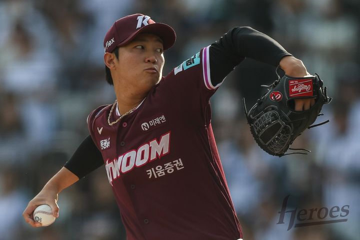 [서울=뉴시스] 프로야구 키움 히어로즈 안우진이 18일 수원 KT위즈파크에서 열린 2026 신한 쏠 KBO리그 KT 위즈전에 선발 등판해 공을 던지고 있다 (사진=키움 히어로즈 제공) 2026.04.18. *재판매 및 DB 금지