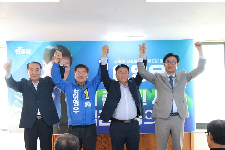 [보령=뉴시스] 이;우 더불어민주당 보령시장 후보 ‘제3차 선거대책위원회 발대식’ 기념촬영. (사진=이영우 후보 캠프 제공) 2026.04.24. photo@newsis.com *재판매 및 DB 금지