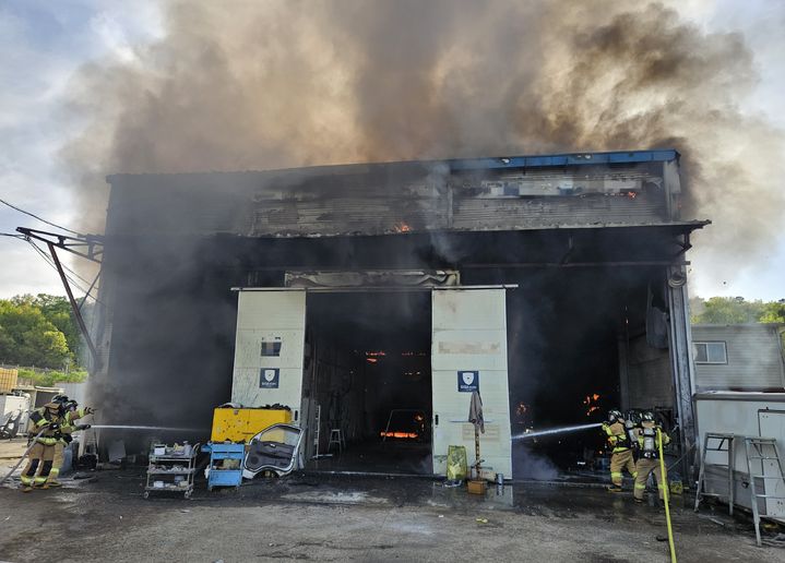 [청주=뉴시스] 24일 충북 청주시의 한 정비소에서 불이나 소방대원이 화재를 진화하고 있다. (사진 = 청주동부소방서 제공) photo@newsis.com *재판매 및 DB 금지