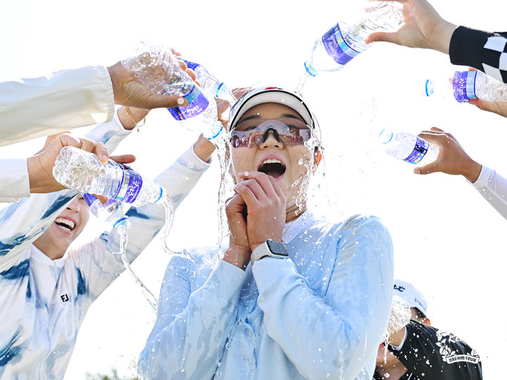 [서울=뉴시스] 유아현이 24일 전남 무안의 무안 컨트리클럽(파73)에서 열린 KLPGA 2026 무안CC·올포유 드림투어 4차전에서 우승을 차지한 뒤 축하를 받고 있다. (사진=KLPGA 제공) 2026.04.24. *재판매 및 DB 금지