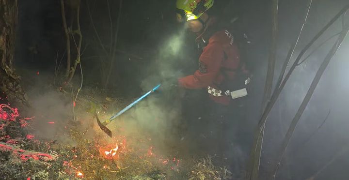 [충주=뉴시스] 24일 충북 충주시의 한 야산에서 불이나 산림청 공중진화대원이 불을 끄고 있다.(사진 = 산림청 제공) photo@newsis.com *재판매 및 DB 금지