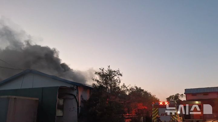 [제주=뉴시스] 24일 오후 제주시 한림읍 소재 양돈장에서 불이 나 소방당국이 진화에 나서고 있다. (사진=제주소방안전본부 제공) 2026.04.24. photo@newsis.com