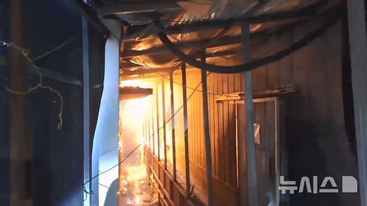 [제주=뉴시스] 24일 오후 제주시 한림읍 소재 양돈장에서 불이 나 소방당국이 진화에 나서고 있다. (사진=제주소방안전본부 제공) 2026.04.24. photo@newsis.com