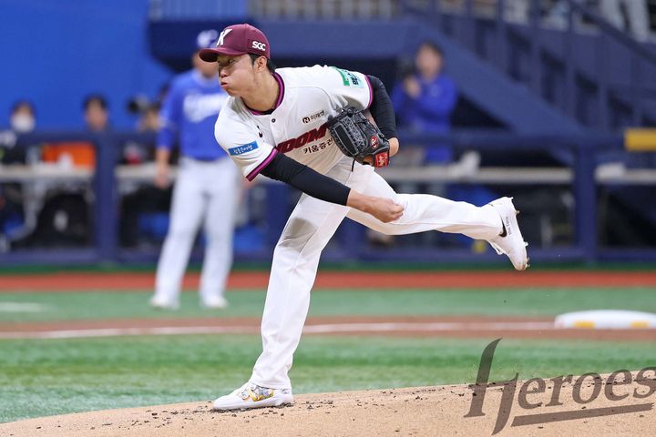 [서울=뉴시스] 프로야구 키움 히어로즈의 안우진이 24일 서울 고척스카이돔에서 열린 2026 신한 쏠 KBO리그 삼성 라이온즈전에 선발 등판해 공을 던지고 있다. (사진=키움 히어로즈 제공) 2026.04.24.