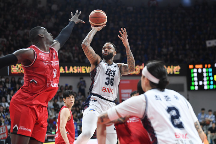 [서울=뉴시스] 프로농구 부산 KCC의 숀 롱. (사진=KBL 제공) *재판매 및 DB 금지