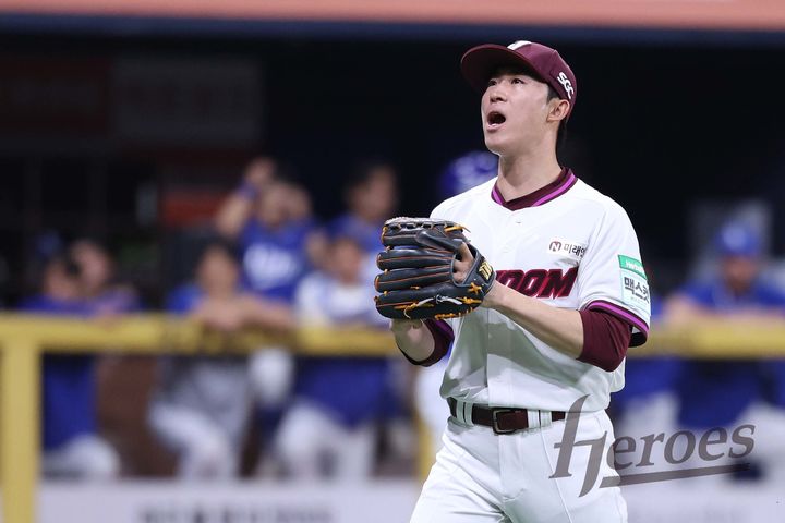 [서울=뉴시스] 프로야구 키움 히어로즈의 배동현이 24일 서울 고척스카이돔에서 열린 2026 신한 쏠 KBO리그 삼성 라이온즈전에 불펜 등판해 위기를 막은 뒤 안도하고 있다. (사진=키움 히어로즈 제공) 2026.04.24. *재판매 및 DB 금지