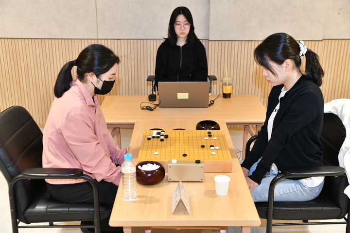 [서울=뉴시스] 스미레 6단(왼쪽), 김채영 9단과의 제9회 천태산배-천경운려배 세계여자바둑단체전 선발전 결승에서 승리. (사진=한국기원 제공) *재판매 및 DB 금지