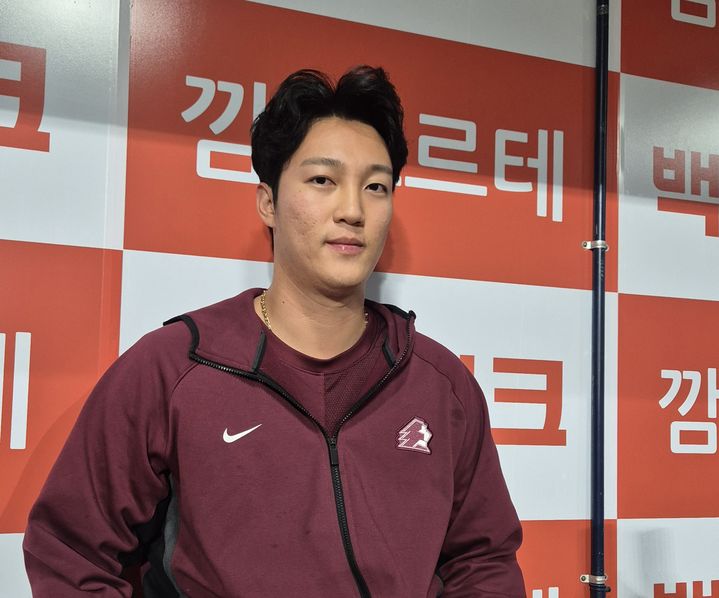 [서울=뉴시스] 문채현 기자 = 프로야구 키움 히어로즈의 안우진이 24일 서울 고척스카이돔에서 열린 2026 신한 쏠 KBO리그 삼성 라이온즈전에서 승리한 뒤 취재진과 인터뷰를 하고 있다. 2026.04.24. dal@newsis.com *재판매 및 DB 금지