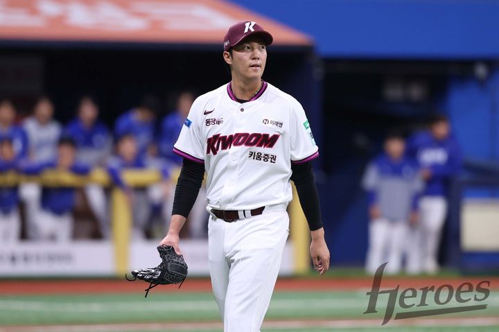 [서울=뉴시스] 프로야구 키움 히어로즈의 안우진이 24일 서울 고척스카이돔에서 열린 2026 신한 쏠 KBO리그 삼성 라이온즈전에 선발 등판해 공을 던지고 있다. (사진=키움 히어로즈 제공) 2026.04.24. *재판매 및 DB 금지