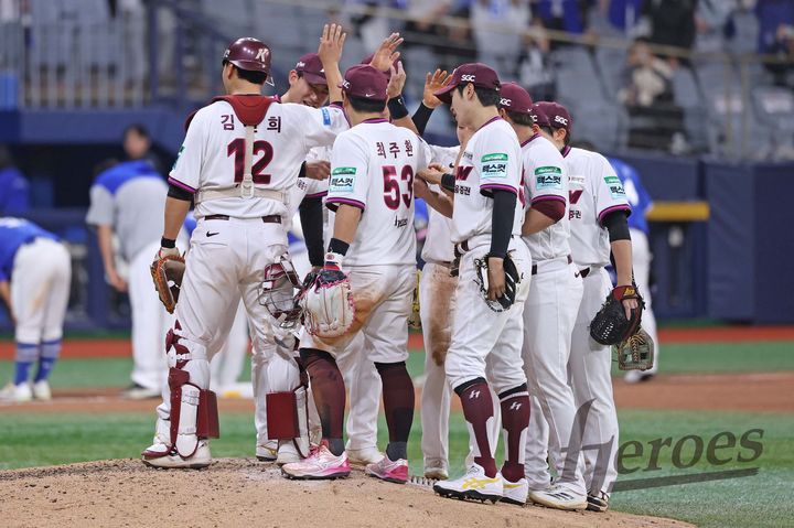 [서울=뉴시스] 프로야구 키움 히어로즈 선수단이 24일 서울 고척스카이돔에서 열린 2026 신한 쏠 KBO리그 삼성 라이온즈전에서 승리한 뒤 기뻐하고 있다. (사진=키움 히어로즈 제공) 2026.04.24. *재판매 및 DB 금지