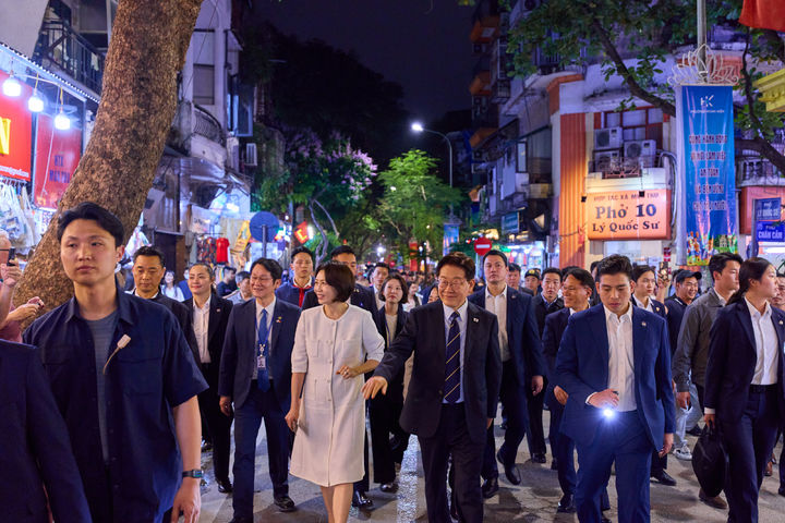 [서울=뉴시스] 고범준 기자 = 이재명 대통령과 김혜경 여사가 23일(현지 시간) 베트남 하노이 시내를 산책하고 있다. (사진=이재명 대통령 SNS) 2026.04.24. photo@newsis.com *재판매 및 DB 금지